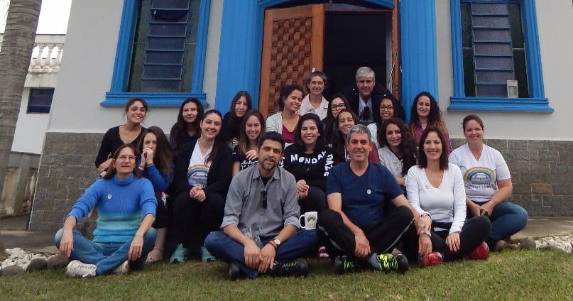 Gilberto (em primeiro plano, à esquerda), os organizadores do evento e as participantes